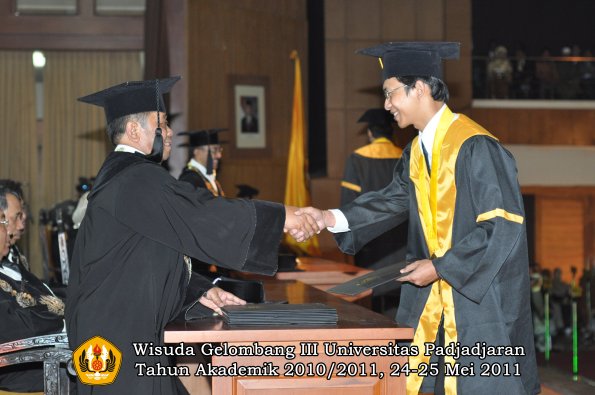 wisuda-fe-oleh-dekan-116-copy