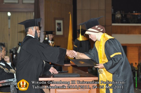 wisuda-fe-oleh-dekan-117-copy