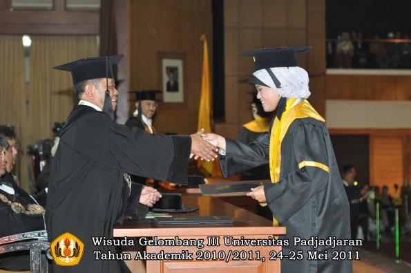 wisuda-fe-oleh-dekan-118-copy