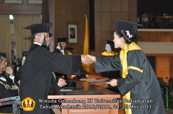 wisuda-fe-oleh-dekan-119-copy