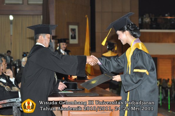 wisuda-fe-oleh-dekan-120-copy