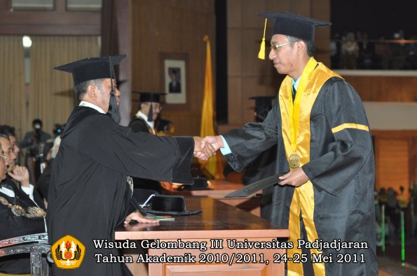 wisuda-fe-oleh-dekan-121-copy