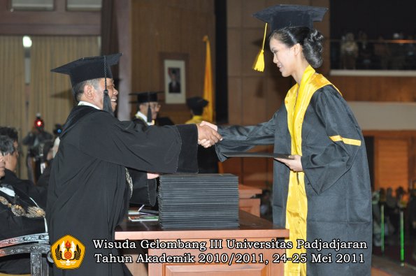 wisuda-fe-oleh-dekan-122-copy