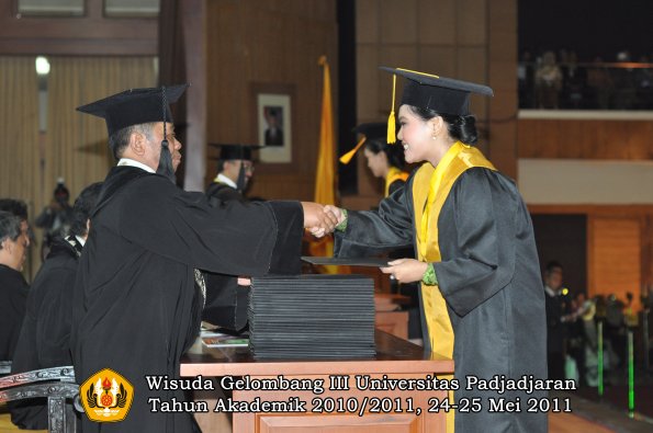 wisuda-fe-oleh-dekan-123-copy