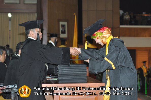 wisuda-fe-oleh-dekan-124-copy