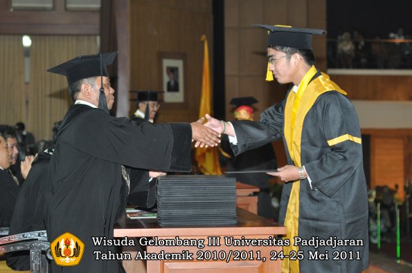 wisuda-fe-oleh-dekan-125-copy