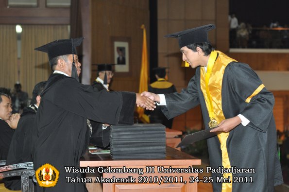 wisuda-fe-oleh-dekan-126-copy