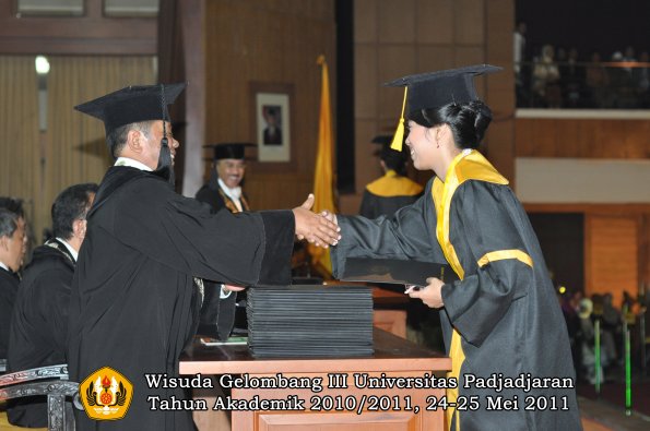 wisuda-fe-oleh-dekan-130-copy