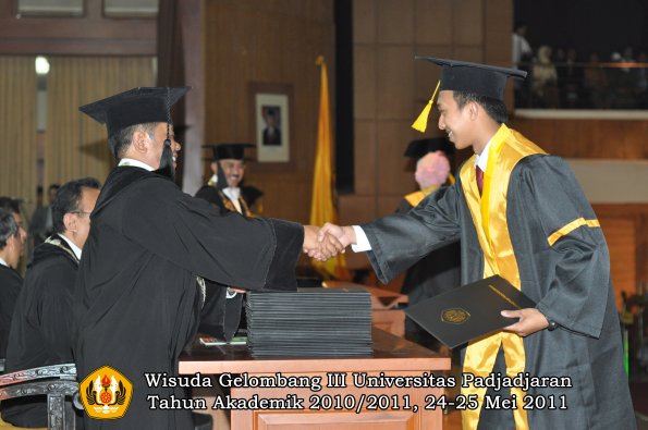 wisuda-fe-oleh-dekan-132-copy