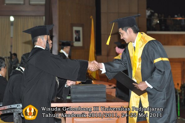 wisuda-fe-oleh-dekan-136-copy