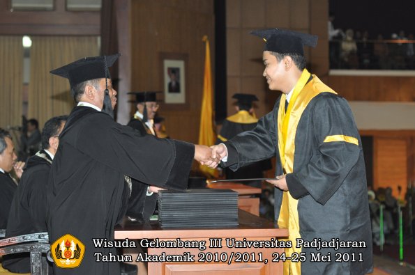 wisuda-fe-oleh-dekan-137-copy