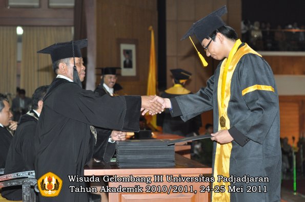 wisuda-fe-oleh-dekan-138-copy