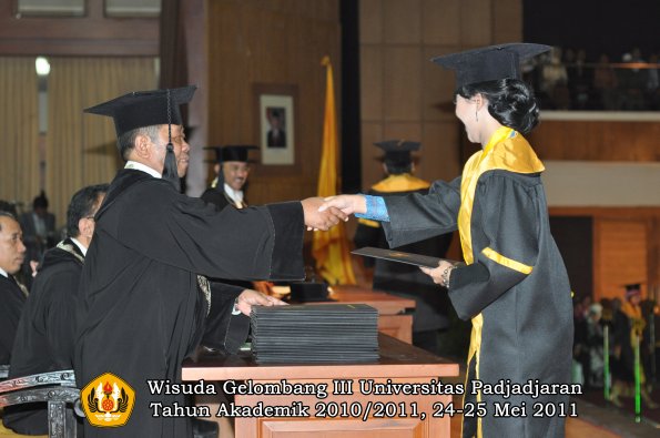 wisuda-fe-oleh-dekan-139-copy