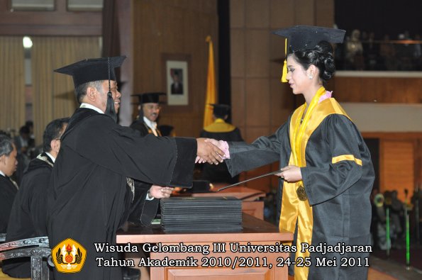 wisuda-fe-oleh-dekan-141-copy