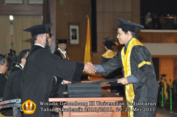 wisuda-fe-oleh-dekan-142-copy