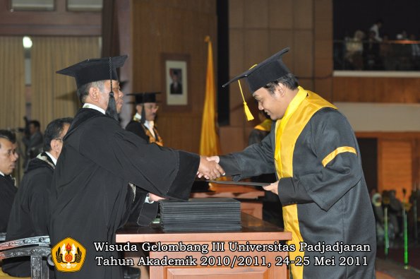 wisuda-fe-oleh-dekan-143-copy