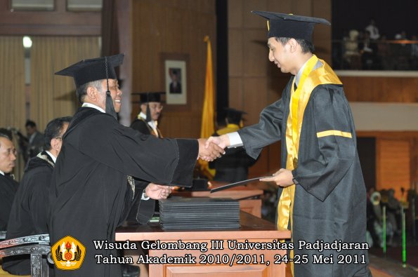 wisuda-fe-oleh-dekan-144-copy