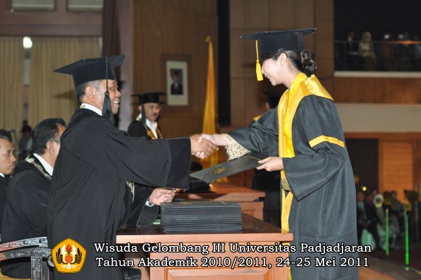 wisuda-fe-oleh-dekan-145-copy