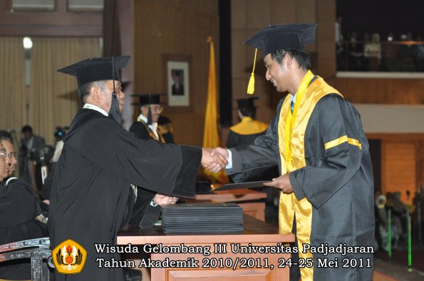 wisuda-fe-oleh-dekan-146-copy