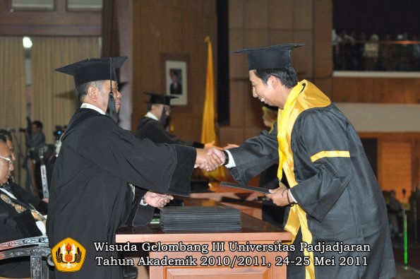 wisuda-fe-oleh-dekan-150-copy