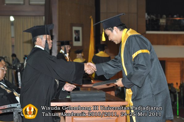 wisuda-fe-oleh-dekan-151-copy