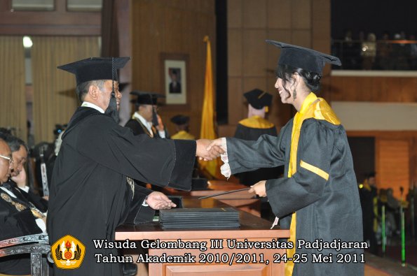 wisuda-fe-oleh-dekan-154-copy