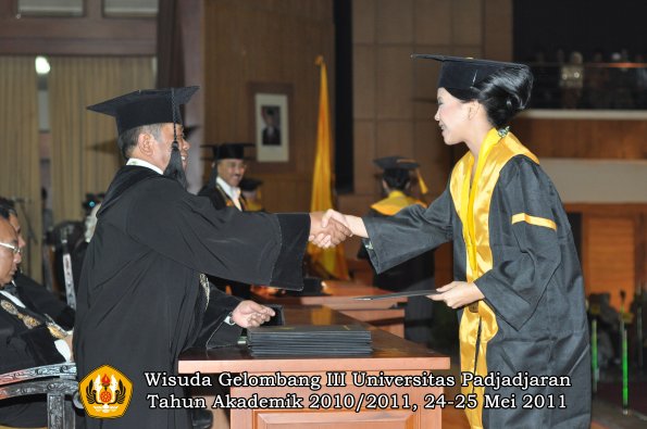 wisuda-fe-oleh-dekan-155-copy