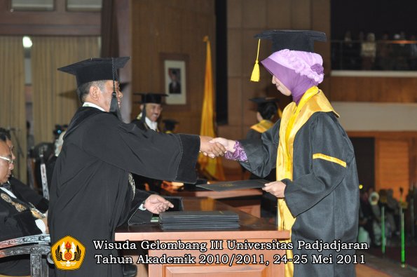 wisuda-fe-oleh-dekan-156-copy