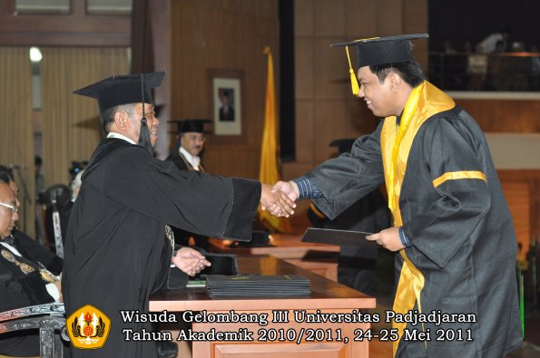 wisuda-fe-oleh-dekan-158-copy