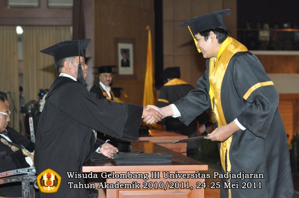 wisuda-fe-oleh-dekan-159-copy