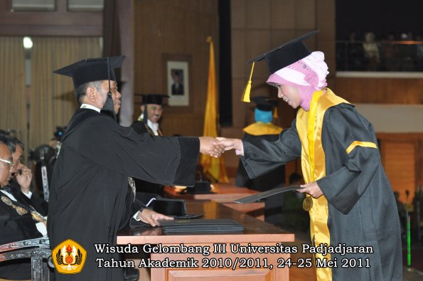 wisuda-fe-oleh-dekan-161-copy