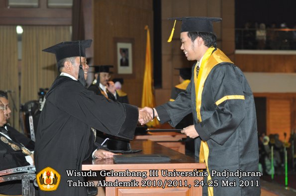 wisuda-fe-oleh-dekan-163-copy