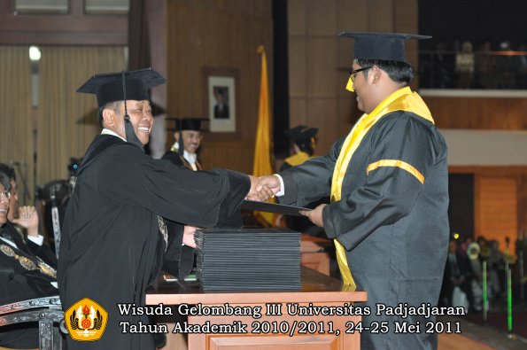 wisuda-fe-oleh-dekan-169-copy