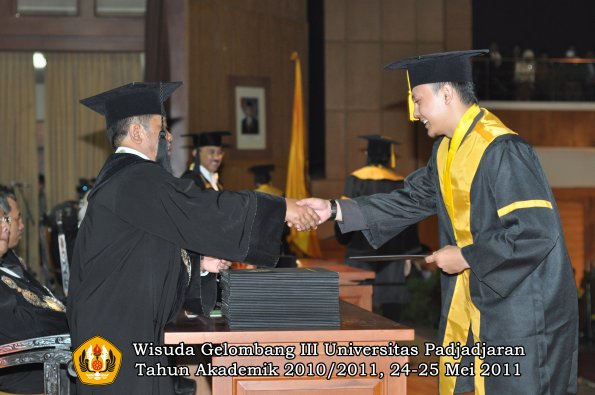 wisuda-fe-oleh-dekan-175-copy