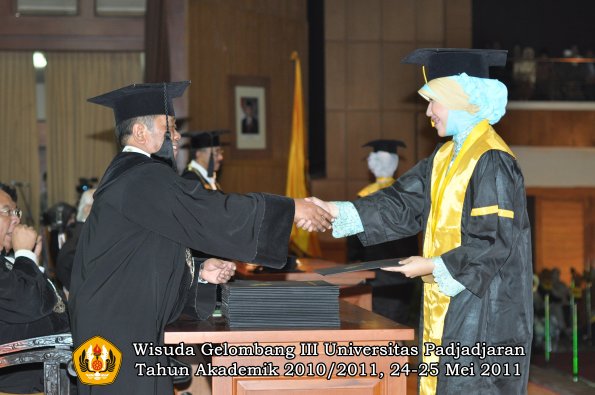 wisuda-fe-oleh-dekan-184-copy