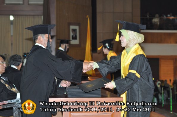 wisuda-fe-oleh-dekan-190-copy