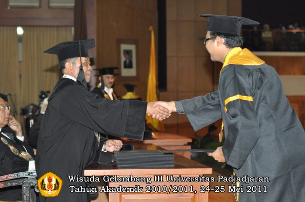 wisuda-fe-oleh-dekan-192-copy