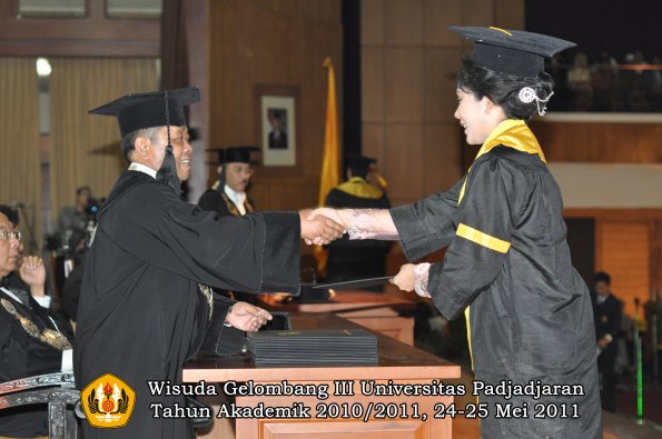 wisuda-fe-oleh-dekan-194-copy