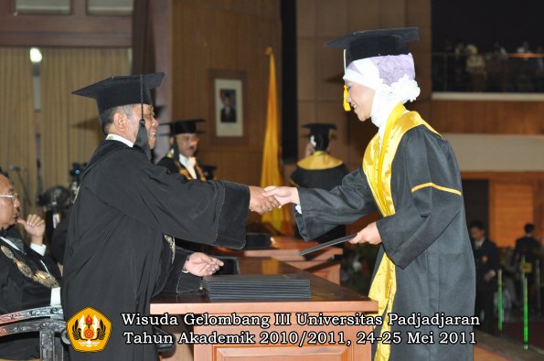 wisuda-fe-oleh-dekan-196-copy