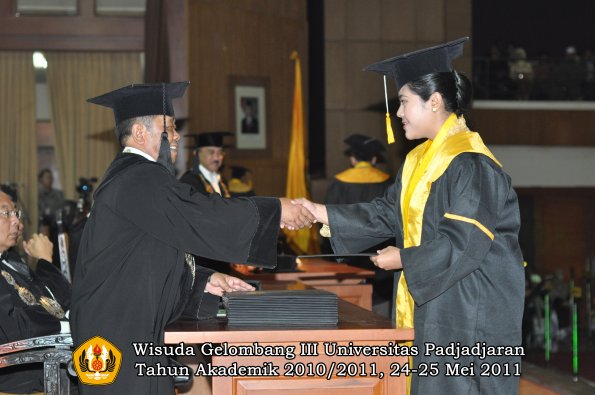 wisuda-fe-oleh-dekan-226-copy