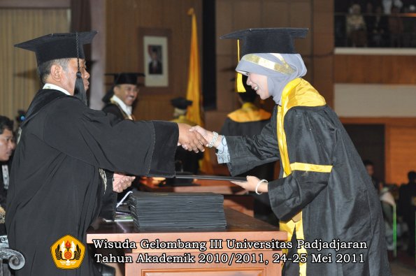 wisuda-fe-oleh-dekan-229-copy