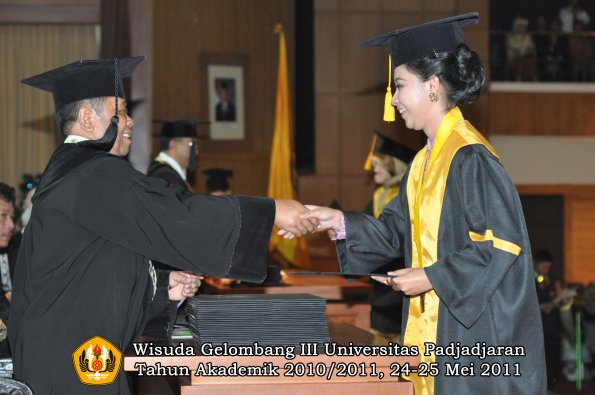 wisuda-fe-oleh-dekan-230-copy