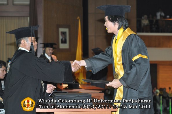 wisuda-fe-oleh-dekan-244-copy