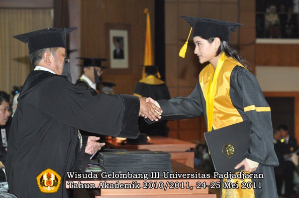 wisuda-fe-oleh-dekan-245-copy