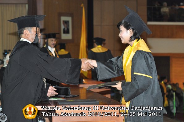 wisuda-fe-oleh-dekan-252-copy