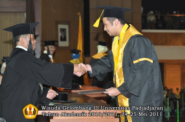 wisuda-fe-oleh-dekan-253-copy