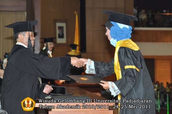 wisuda-fe-oleh-dekan-255-copy