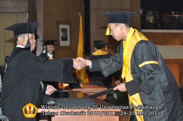 wisuda-fe-oleh-dekan-258-copy