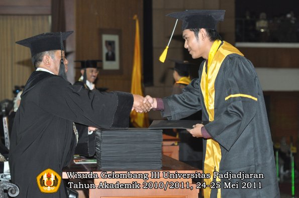 wisuda-fe-oleh-dekan-264-copy