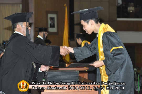 wisuda-fe-oleh-dekan-265-copy